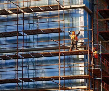 What types of scaffolding are used in building construction?